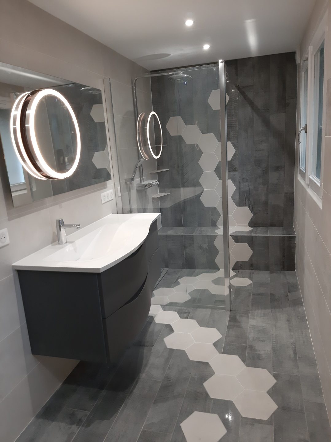 Salle de bains : hexagones qui descendent du mur de douche jusqu'au sol