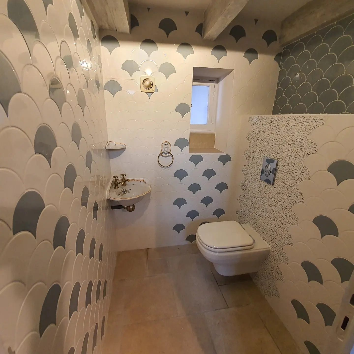 WC en faïence en écailles blanches et bleu-gris
