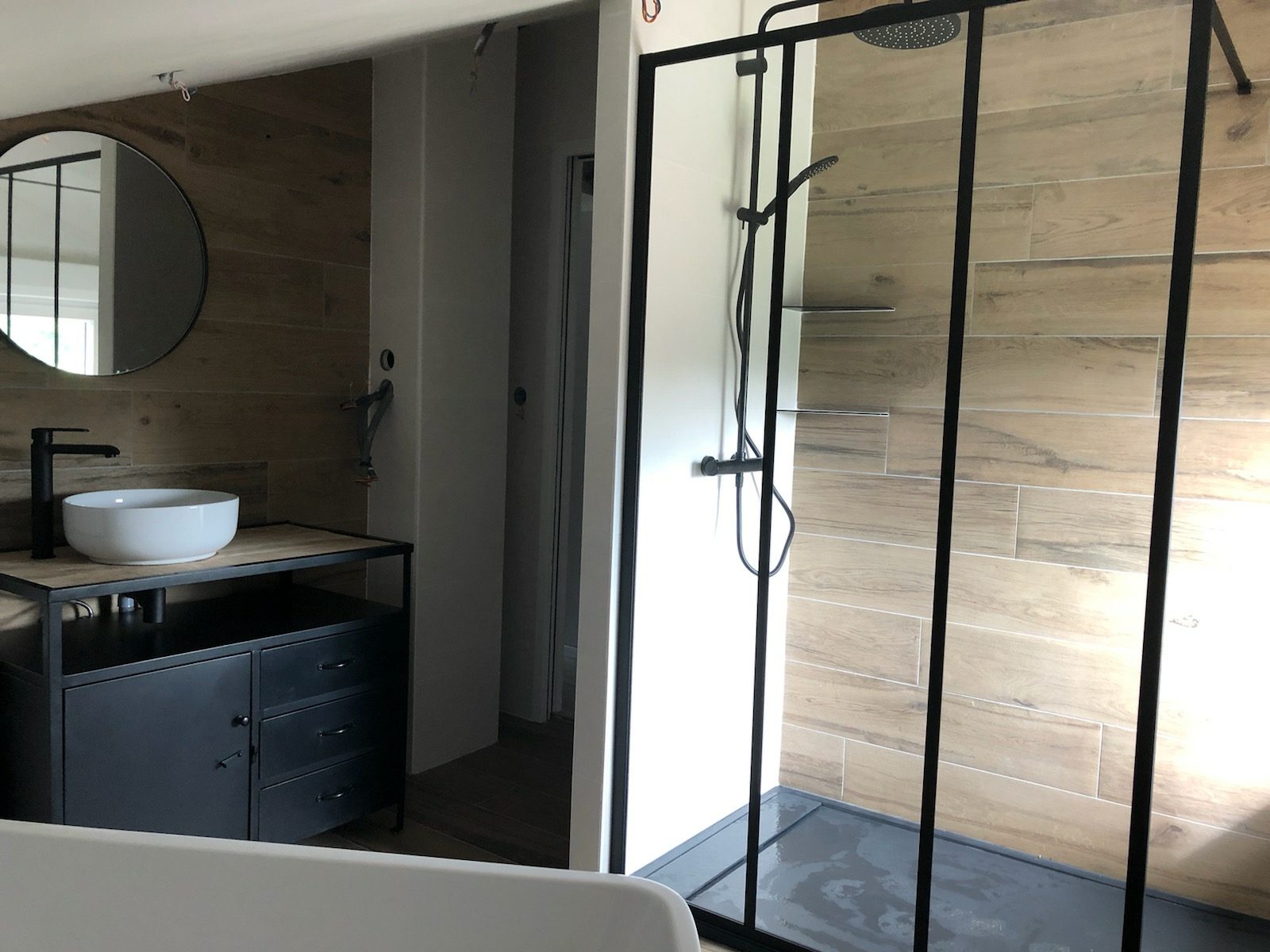 Salle de bains en faïence effet bois avec douche à l'italienne