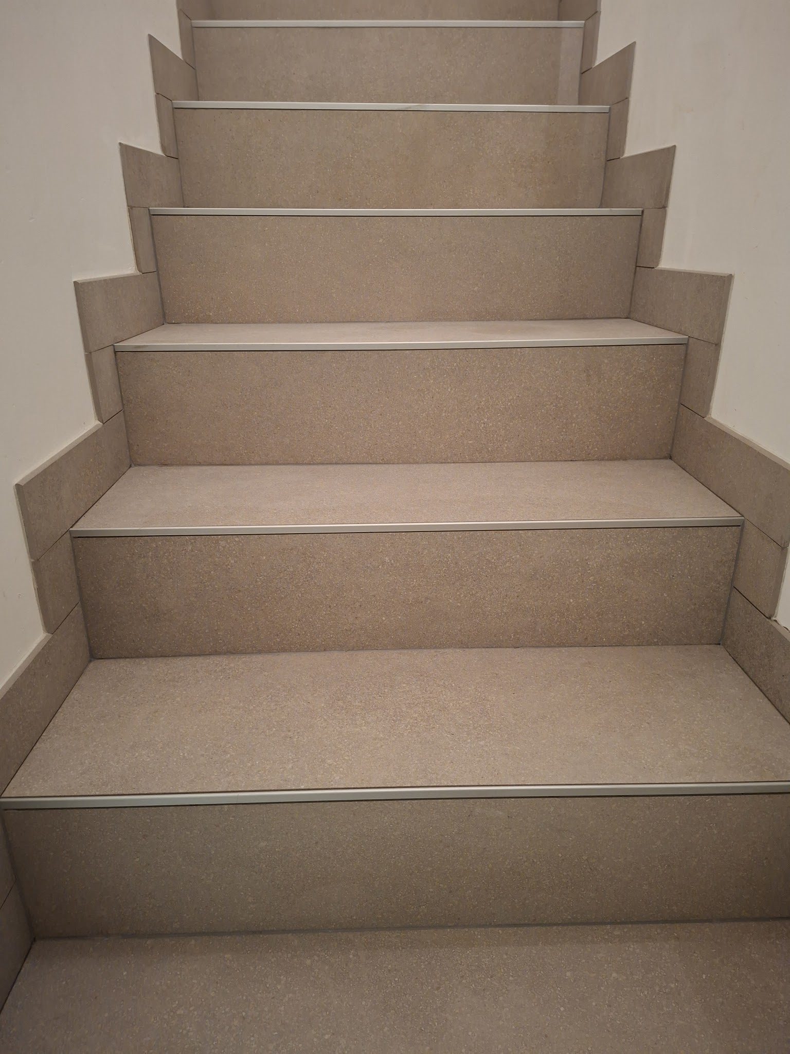 Escalier entièrement carrelé, marches et contremarches